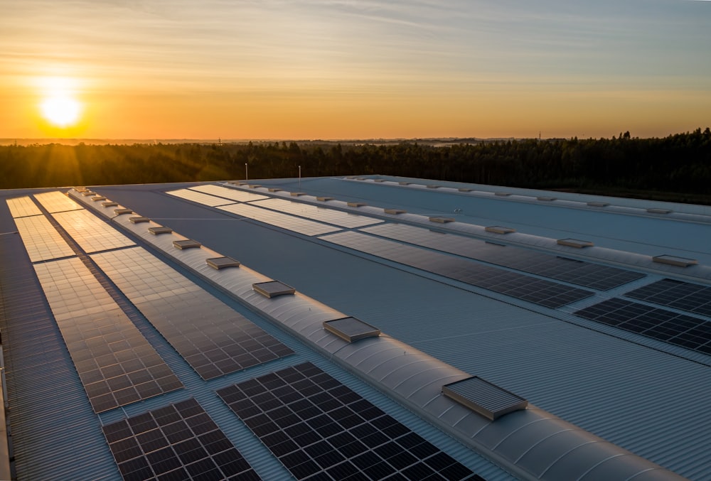 Photovoltaik-Anlage auf einem Gewerbedach bei Sonnenuntergang